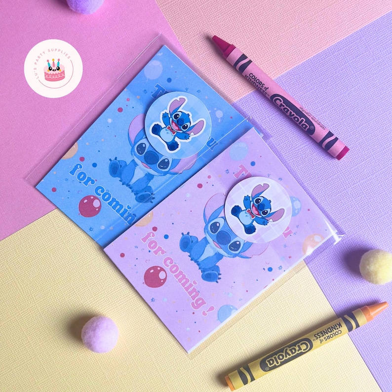 Op de afbeelding: Twee traktatiezakjes met een blauwe Stitch-personagesticker en de tekst "for coming!" op een lichtblauwe en lavendelkleurige achtergrond. Een roze en gele kleurpotlood ligt ernaast.