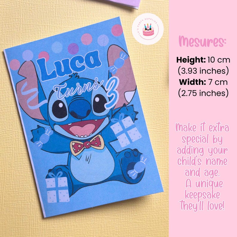 Op de afbeelding: Blauwe verjaardagskaart met het personage Stitch, de naam "Luca" en het cijfer "3". De kaart is 10 cm hoog en 7 cm breed.