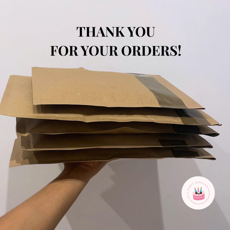 Peut inclure: Une tasse en c&eacute;ramique blanche avec une anse noire et le texte "But First, Coffee" en gras noir. La tasse est pos&eacute;e sur un fond flou, sugg&eacute;rant un cadre chaleureux.