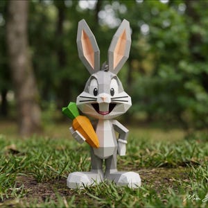 Puede incluir: Una figura geométrica gris de Bugs Bunny sosteniendo una zanahoria. El personaje de dibujos animados tiene orejas grandes, una barriga blanca y una expresión sonriente. La figura está de pie sobre hierba verde con un fondo borroso de árboles.