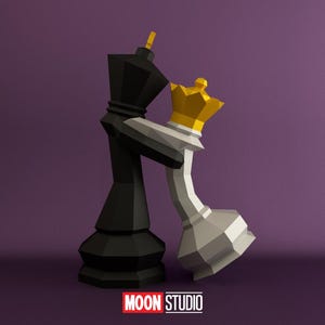 Puede incluir: Imagen estilizada de dos piezas de ajedrez, un rey negro y una reina blanca, abrazándose. La reina lleva una corona dorada. El fondo es de color púrpura liso. El logotipo "MOON STUDIO" está en la parte inferior.