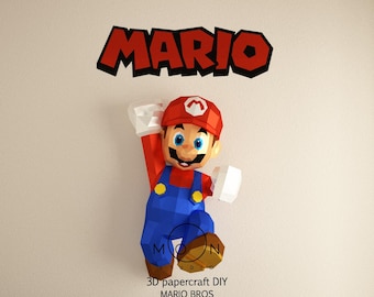 Könnte beinhalten: Ein 3D-Papiercraft-DIY-Modell von Mario aus der Super Mario Bros.-Videospielserie. Das Modell besteht aus rotem, blauem und weißem Papier und ist mit einem erhobenen Arm und dem anderen Arm, der im Ellbogen gebeugt ist, posiert. Das Modell steht auf einem weißen Hintergrund mit dem Wort "MARIO" in großen roten Buchstaben darüber.