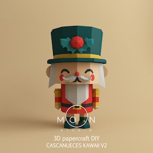 Puede incluir: Un cascanueces de papel 3D para hacer tú mismo, con un sombrero rojo y verde, un uniforme rojo y dorado, una barba y un bigote blancos. El cascanueces sonríe y tiene una expresión amigable. El texto "3D papercraft DIY CASCANUECES KAWAII V2" está impreso debajo del cascanueces.