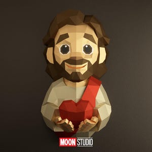 Puede incluir: Escultura geométrica de papel de Jesús sosteniendo un corazón rojo. La figura tiene barba y cabello castaños, viste una túnica beige y una faja roja. El logotipo de Moon Studio es visible en la parte inferior.