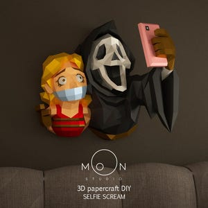 Puede incluir: Un modelo 3D de papelcraft DIY de Ghostface de la franquicia de películas Scream tomando una selfie con una mujer atada. El modelo está hecho de papel negro, blanco, rojo y amarillo. El texto "MOON STUDIO 3D papercraft DIY SELFIE SCREAM" está impreso debajo del modelo.