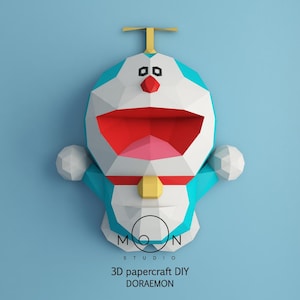 Könnte beinhalten: Ein 3D-Papiercraft-DIY-Modell von Doraemon, einer beliebten japanischen Zeichentrickfigur. Das Modell besteht aus Papier und ist blau, weiß und rot. Das Modell befindet sich in einer lächelnden Pose mit ausgestreckten Armen. Das Modell ist mit "3D papercraft DIY Doraemon" und "MOON STUDIO" beschriftet.