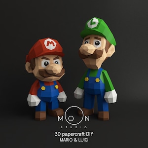 Puede incluir: Dos figuras de papel 3D de Mario y Luigi. Mario lleva una gorra roja con una "M" blanca, una camisa roja, un peto azul y zapatos marrones. Luigi lleva una gorra verde con una "L" blanca, una camisa verde, un peto azul y zapatos marrones.