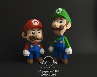 Op de afbeelding: Twee 3D-papierfiguren van Mario en Luigi. Mario draagt een rode pet met een witte "M", een rood shirt, een blauwe overall en bruine schoenen. Luigi draagt een groene pet met een witte "L", een groen shirt, een blauwe overall en bruine schoenen.