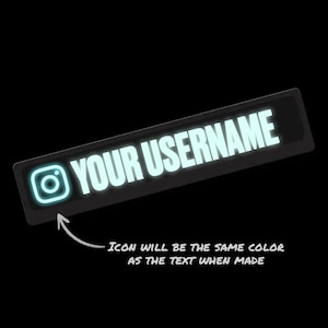 Może przedstawiać: Prostokątna naklejka w kolorze czarno-białym z białą ikoną Instagrama i tekstem "YOUR USERNAME" w kolorze białym.