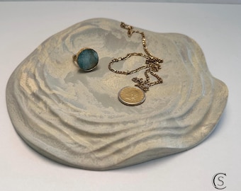 Contorno Concrete Tray: Modern Wavy Decorative Catchall