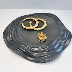 Modern Concrete Tray: Contorno Wavy Design, Catchall Tray (8&quot;)