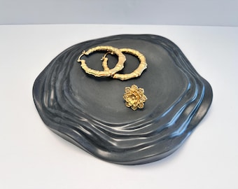 Modern Concrete Tray: Contorno Wavy Design, Catchall Tray (8")