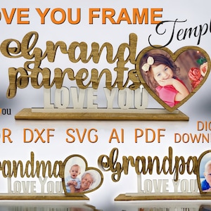 Può includere: Un modello di cornice per foto in legno scaricabile digitalmente con le parole "Nonni ti amo" e un ritaglio a forma di cuore per una foto. La cornice è mostrata con una foto di una bambina. Il modello è anche mostrato con altre due varianti, una con le parole "Nonna ti amo" e un'altra con le parole "Nonno ti amo".