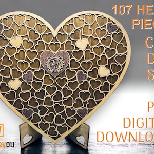 Pode incluir: Um letreiro de madeira em forma de coração com 107 recortes de coração individuais. O letreiro está sobre um pequeno suporte de madeira. O texto "107 HEART PIECES" está no canto superior direito da imagem. O texto "CDR DXF SVG AI PDF DIGITAL DOWNLOAD" está no canto inferior direito da imagem.