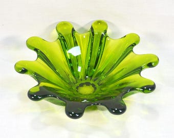 Piatto da portata in vetro di Murano verde pesante a forma di fiore, anni '60