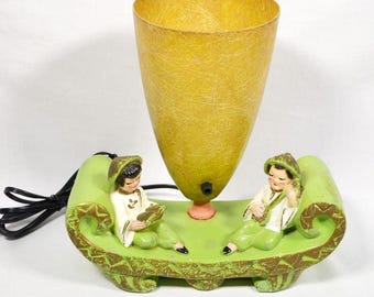 Lampada da tavolo Metro Ware Green Chalkware a tema asiatico degli anni '50 con paralume in fibra di vetro