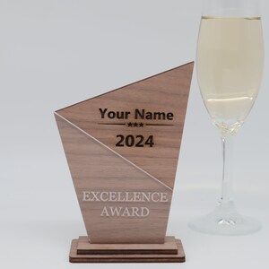 Modern noble trophy, your own text or logo, made of valuable walnut and acrylic - Personalized engraving - Cup - Award - Elegant