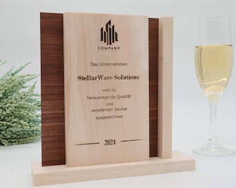 Repräsentativer moderner Award und Trophäe, personalisiert, Kombination Pappel Nussbaum Holz,  Mitarbeiter Auszeichnungen, Firmen Jubiläum