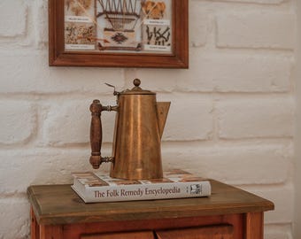 Tetera/cafetera vintage de latón macizo y madera
