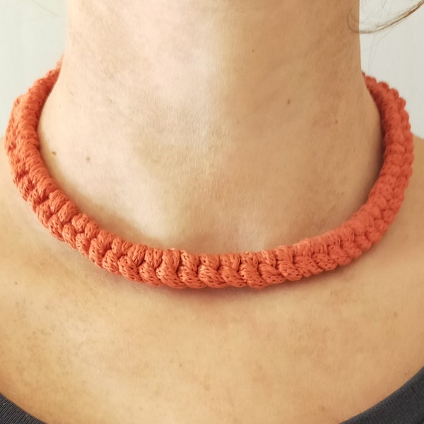 Collier tressé 100% Polypropène de couleur brique, collier femme.