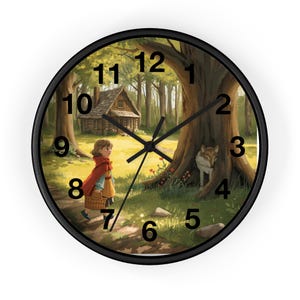 Puede incluir: Reloj de pared con marco negro que presenta una ilustración de cuento de hadas de Caperucita Roja caminando por un bosque, con un lobo escondido detrás de un árbol. La esfera del reloj muestra números y manecillas negras.