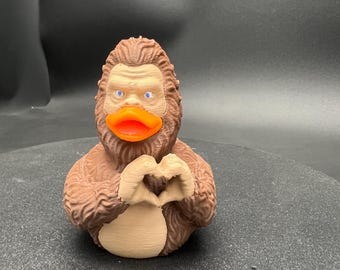 Patito Bigfoot haciendo gestos de “manos de corazón”. ¡Disponible en varios tamaños! ¡Listo para Jeep!