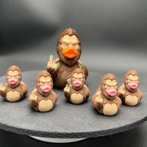 Bigfoot Ducky le da el “pajarito” de 3 pulgadas y está listo para tu Jeep. ¡Ahora también ofrecemos Mini Patos! Minis 5 pack!