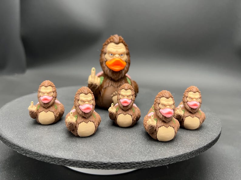 Bigfoot Ducky le da el “pajarito” de 3 pulgadas y está listo para tu Jeep. ¡Ahora también ofrecemos Mini Patos! Minis 5 pack!