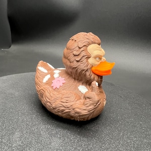 Bigfoot Ducky le da el “pajarito” de 3 pulgadas y está listo para tu Jeep. ¡Ahora también ofrecemos Mini Patos! White Leaves