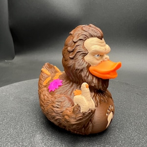 Bigfoot Ducky le da el “pajarito” de 3 pulgadas y está listo para tu Jeep. ¡Ahora también ofrecemos Mini Patos! Orange Leaves