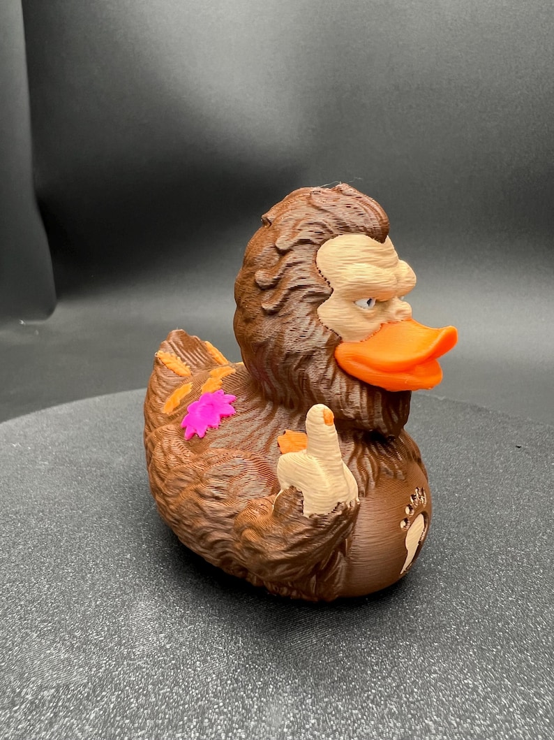 Bigfoot Ducky le da el “pajarito” de 3 pulgadas y está listo para tu Jeep. ¡Ahora también ofrecemos Mini Patos! Orange Leaves