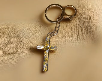 Llavero de resina con cruz de flores prensadas en oro