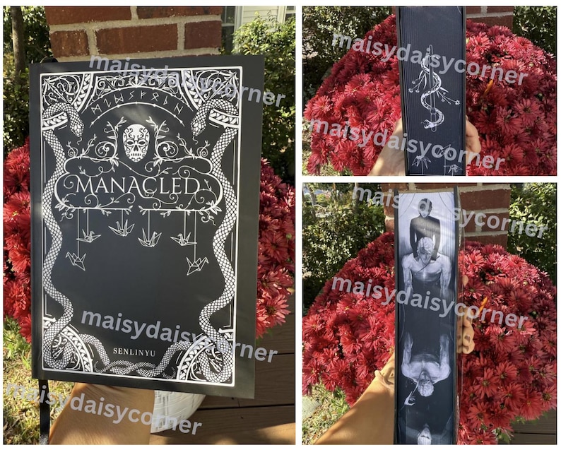 Puede incluir: Portada de libro negra con dise&ntilde;o blanco ornamentado, el t&iacute;tulo "MANACLED" est&aacute; centrado. El dise&ntilde;o incluye serpientes, una calavera y grullas de origami colgantes. El nombre del autor, SENLINYU, est&aacute; en la parte inferior. El libro se muestra al aire libre.