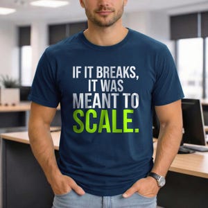 Koszulka inżyniera DevOps. Jeśli się zepsuje, to miało być skalowalne. Zabawna koszulka dla programisty, prezent dla programisty, koszulka z humorem technicznym.