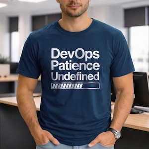 Pode incluir: Camiseta azul marinho com o texto branco "DevOps Patience Undefined". A camiseta também apresenta um gráfico de barra de carregamento. Gola redonda.