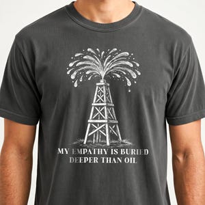 Mijn empathie zit dieper begraven dan olie. T-shirt met sarcastische humor en een vintage illustratie van een olieplatform.