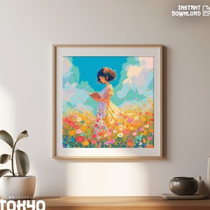 Può includere: Uno schema di punto croce con una giovane donna in un abito floreale che legge un libro in un campo di fiori colorati. Il cielo è blu con nuvole bianche. Lo schema è incorniciato in una cornice di legno.