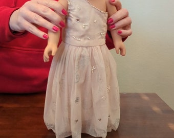 Vestido rosa pálido de un hombro con destellos plateados y de pedrería hecho a mano para muñeca de 18 pulgadas con zapatos