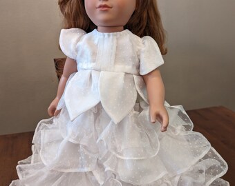 Vestido blanco de dos piezas hecho a mano con zapatos blancos para muñeca de 18 pulgadas