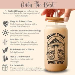 K&ouml;nnte beinhalten: Eine Glaswasserflasche mit Bambusdeckel und Strohhalm. Die Flasche hat einen Sublimationsdruck mit Pilzen und dem Text "Grow Your Own Way".