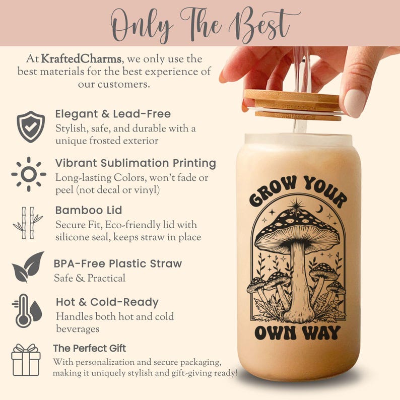 K&ouml;nnte beinhalten: Eine Glaswasserflasche mit Bambusdeckel und Strohhalm. Die Flasche hat einen Sublimationsdruck mit Pilzen und dem Text "Grow Your Own Way".