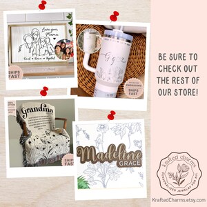 Op de afbeelding: Een collage van gepersonaliseerde cadeaus, waaronder een houten familieportret, een witte beker met bloemengravure, een deken met het woord "Oma" en een houten naambord. De tekst "Love you, Mama" is zichtbaar.