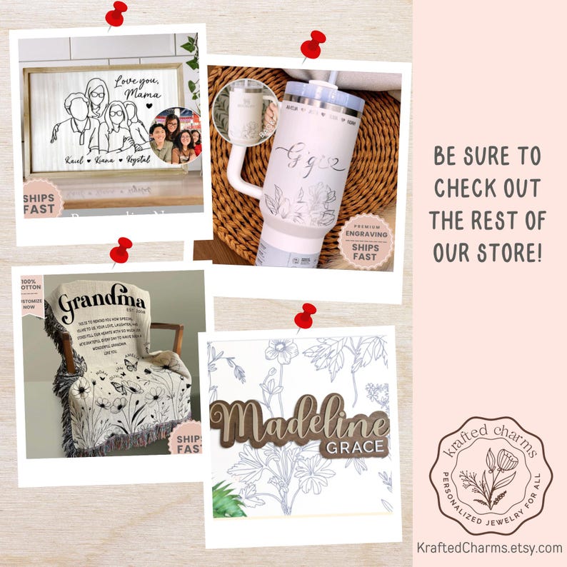 Op de afbeelding: Een collage van gepersonaliseerde cadeaus, waaronder een houten familieportret, een witte beker met bloemengravure, een deken met het woord "Oma" en een houten naambord. De tekst "Love you, Mama" is zichtbaar.