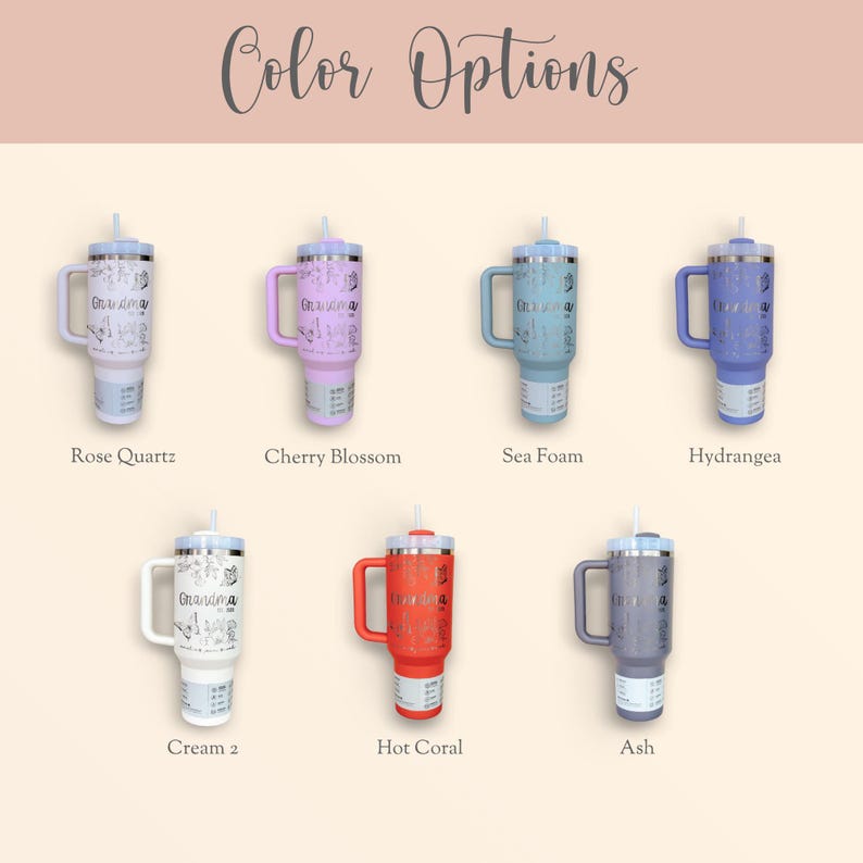 Op de afbeelding: Een selectie van ge&iuml;soleerde bekers in verschillende kleuren, elk met een handvat en een rietje. De bekers zijn gelabeld met kleurnamen zoals "Rose Quartz", "Cherry Blossom" en "Sea Foam". De tekst "Grandma" is zichtbaar.