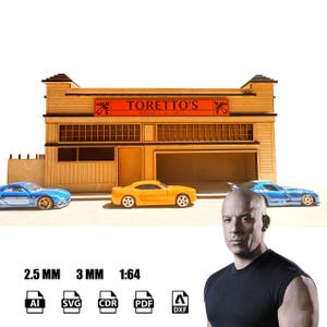 Puede incluir: Un modelo de madera cortado con láser de Toretto's Market & Cafe con un letrero rectangular naranja. Tres coches de juguete están aparcados delante. El texto indica un grosor de material de 2,5 mm y 3 mm, escala 1:64 y formatos AI, SVG, CDR, PDF y DXF.