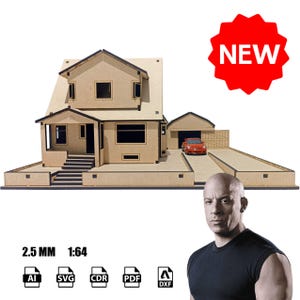Puede incluir: Un kit de casa modelo de madera cortada con láser a escala 1:64 con paneles de 2,5 mm de grosor, que presenta una estructura de dos pisos, un garaje independiente y un camino de entrada. Un coche de juguete rojo está aparcado. Un gráfico rojo dice NEW.