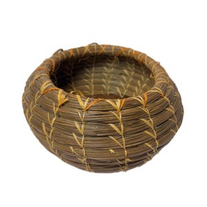 Kiefernnadelkorb mit gewebtem Weidenraffia | Übertopf | Hängende Wanddekoration | Holzsockel | Vintage Handarbeit | Landhaus Oma Kern Primitive