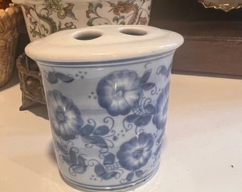 Chinoiserie | Blau und Weiß | Porzellan | Badezimmer Accessoires | Zahnbürstenhalter | Blumen