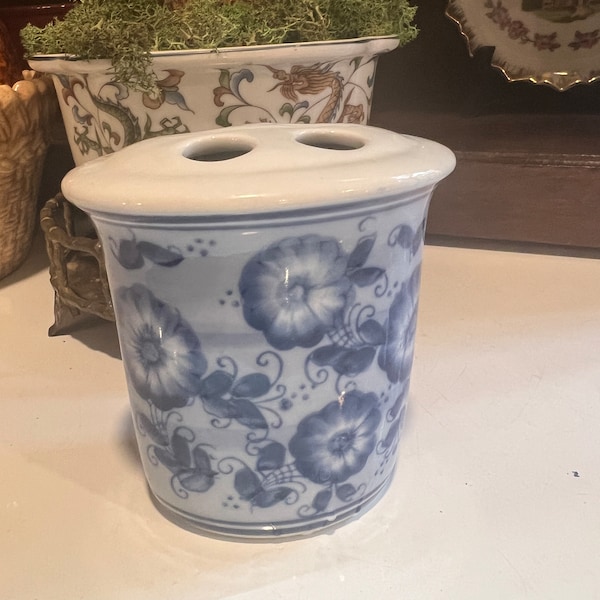 Chinoiserie | Blue and White | Porcelain | Bathroom Accessories | Toothbrush Holder | Flowers