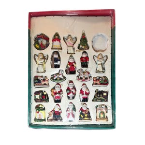 Decorazioni per l'albero di Natale in porcellana, 23 pezzi, vintage anni '80, K-Mart, scatola originale, finiture, stile casalingo, stagionale, sentimentale, nostalgico, stile cottage.